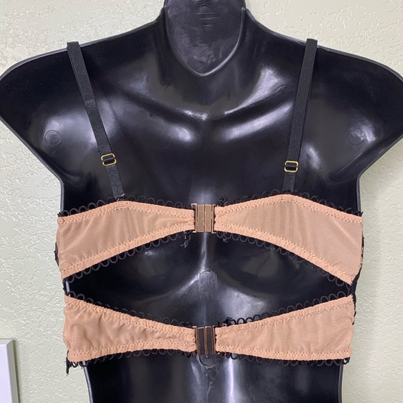 Black Floral Lace Under Wire Bra With Ajustable Straps and Gold Hardwear Small - Picture 10 of 10